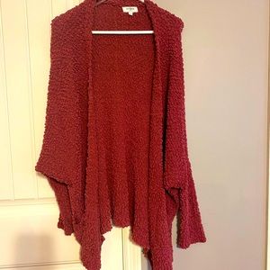 Oversized Umgee popcorn cardigan. Pockets in the front.